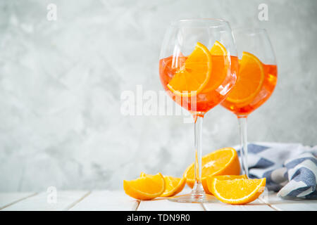 Aperol et ingrédients des boissons sur fond de bois Banque D'Images