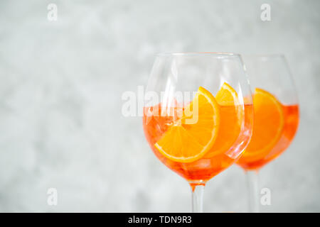 Aperol et ingrédients des boissons sur fond de bois Banque D'Images