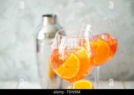 Aperol et ingrédients des boissons sur fond de bois Banque D'Images