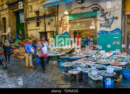 Fischhandlung, Wochenmarkt, La Pignasecca, Spanisches Viertel, Napoli, Italie Banque D'Images