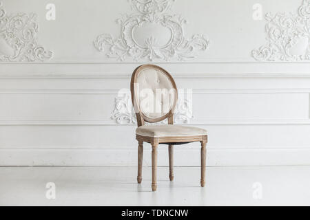 Salle de séjour en style ancien. Vintage chaise contre le mur d'un bas-relief de plâtre stuc. Selective focus Banque D'Images