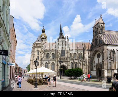 Kosice (Kaschau) : la cathédrale Sainte-elisabeth, la chapelle Saint-Michel (à droite), place principale Hlavna à , , Slovaquie Banque D'Images