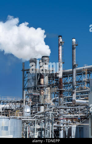 Les tuyaux de dégagement de fumée d'usine industrielle on blue sky Banque D'Images