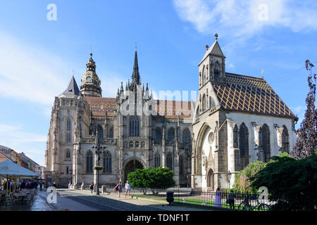 Kosice (Kaschau) : la cathédrale Sainte-elisabeth, la chapelle Saint-Michel (à droite), place principale Hlavna à , , Slovaquie Banque D'Images