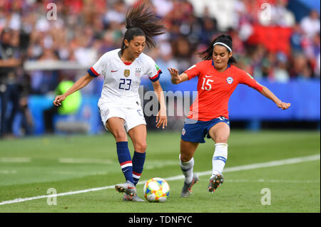 16 juin 2019 Paris, France Coupe du Monde de Football France 2019 : USA v Chili Christen Press (USA) (23) passant Ball Banque D'Images