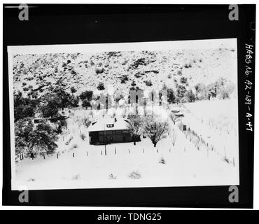 Photocopie de négatif (l'original en possession de Monument National Chiricahua) Photographe inconnu, sans date RANCH HOUSE ET VERGER DANS LA NEIGE - Faraway Ranch, Ranch Maison Erickson-Riggs, State Highway 181, Willcox, Comté de Cochise, AZ Banque D'Images