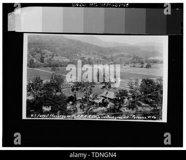 Photocopie de carte postale, d'origine (original dans le bureau du Service des forêts, Elkins, Virginie-Occidentale, 'U. S. Pépinière forestière avec CCC Camp dans Background-Parsons, W. Va.'), photographe inconnu, ca. 1936. Vue aérienne d'origine est, lavoir, atelier-entrepôt, deux bâtiments de l'équipement (démoli) en premier plan, la CCC CAMP PARSONS EN ARRIÈRE-PLAN. - Parsons pépinière, côté sud de la Route 219, Parsons, Tucker Comté, WV Banque D'Images