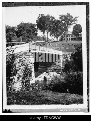 (Original en possession de la Société historique de Woodstock) date inconnue. Reproduit avec autorisation. Vue en direction nord vers George Perkins Marsh National Monument Historique - Elm Street Bridge, enjambant la rivière Ottauquechee, Woodstock, comté de Windsor, VT ; Pont National et de fer ; de l'entreprise et de Woodstock Royalton Turnpike Company ; Raymond, William ; Raymond, Barna ; Marsh, Charles P ; Parker, Charles H ; Parker, un W ; Blodgett, William A ; Curry, Cadwallader ; Clement, Dan, émetteur ; Christianson, Justine, émetteur Banque D'Images