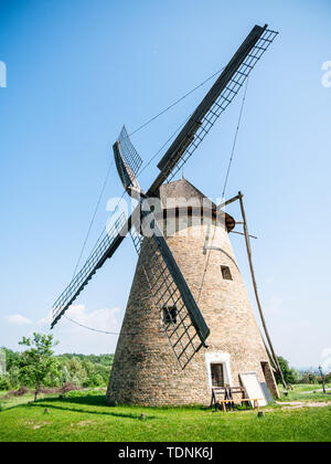 Vue sur un moulin à vent traditionnel à Szentendre, Hongrie sur une journée ensoleillée. Banque D'Images