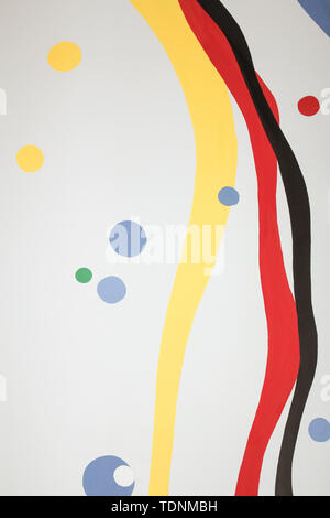 Une image de lignes verticales ondulées de couleur sur un fond gris. Banque D'Images