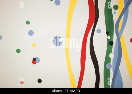 Une image de lignes verticales ondulées de couleur sur un fond gris. Banque D'Images