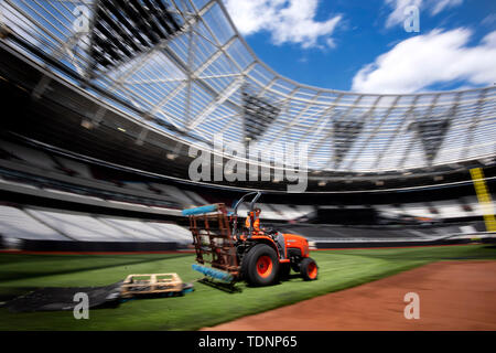 Les préparatifs sont faits pour transformer le stade de Londres à Londres à partir d'un terrain de football à un terrain de baseball, en avant de la première saison régulière séries de la Ligue Majeure de Baseball à se produire en Europe, lorsque les Red Sox de Boston jouer New York Yankees. Banque D'Images