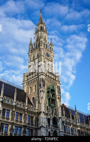 La nouvelle Mairie, est un hôtel de ville à la partie nord de Marienplatz à Munich, Bavière, Allemagne. Il abrite le gouvernement de la ville y compris la ville cou Banque D'Images