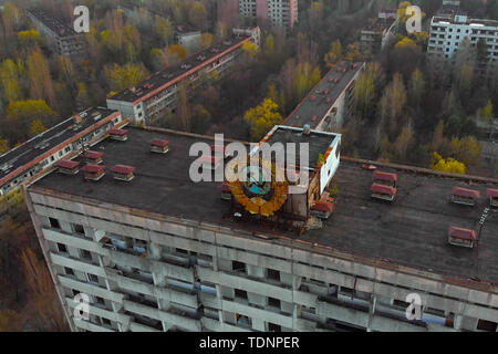 Armoiries de soviétique sur une tour de Pripyat, vue de dessus. Panorama aérien Pripyat sur la cityview signe d'URSS sur le toit de construire Banque D'Images