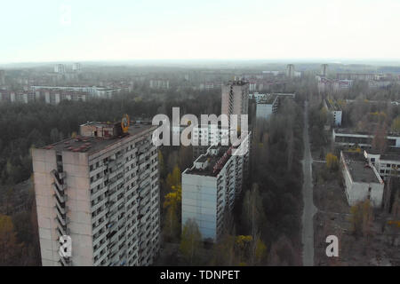 Armoiries de soviétique sur une tour de Pripyat, vue de dessus. Les conséquences de la catastrophe de la centrale nucléaire de Tchernobyl. Banque D'Images