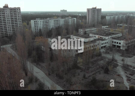 Vues de la ville de Pripyat au coucher du soleil près de la centrale nucléaire de Tchernobyl, vue aérienne. Banque D'Images