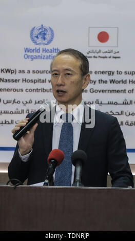 L'ambassadeur pour les affaires palestiniennes et représentant du Japon à la Palestine d'Okubo Takeshi parle lors de la cérémonie d'ouverture de l'énergie solaire un projet financé par le gouvernement japonais au Complexe Médical de Nasser à Khan Younis, dans la bande de Gaza. Banque D'Images