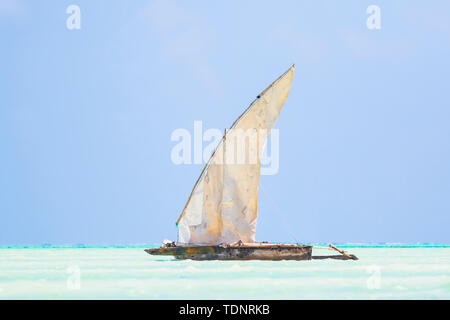 Bateau en bois en Dhow avec voile dans une mer bleu clair à l'Océan Indien près de Zanzibar, Tanzanie Banque D'Images