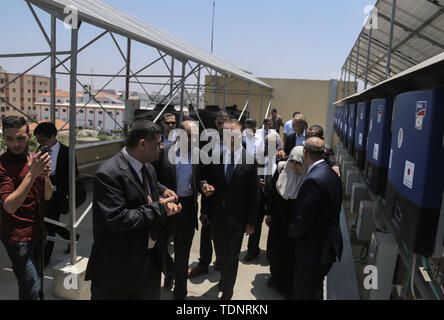 L'ambassadeur pour les affaires palestiniennes et représentant du Japon à la Palestine d'Okubo Takeshi vu déménagement autour du complexe médical de Nasser lors de la cérémonie d'ouverture de l'énergie solaire un projet financé par le gouvernement japonais à Khan Younis, dans la bande de Gaza. Banque D'Images