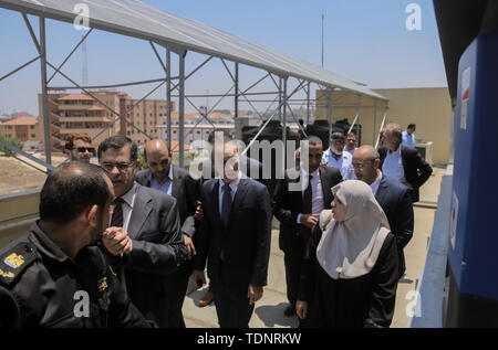 L'ambassadeur pour les affaires palestiniennes et représentant du Japon à la Palestine d'Okubo Takeshi vu déménagement autour du complexe médical de Nasser lors de la cérémonie d'ouverture de l'énergie solaire un projet financé par le gouvernement japonais à Khan Younis, dans la bande de Gaza. Banque D'Images