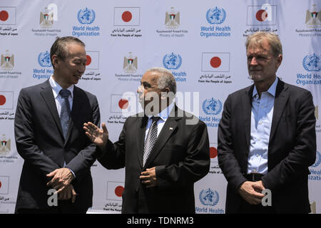 L'ambassadeur pour les affaires palestiniennes et représentant du Japon à la Palestine d'Okubo Takeshi (L) assiste à la cérémonie d'ouverture d'un projet d'énergie solaire financé par le gouvernement japonais au Complexe Médical de Nasser à Khan Younis, dans la bande de Gaza. Banque D'Images