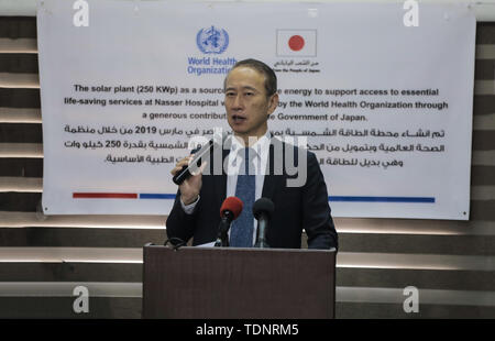 L'ambassadeur pour les affaires palestiniennes et représentant du Japon à la Palestine d'Okubo Takeshi parle lors de la cérémonie d'ouverture de l'énergie solaire un projet financé par le gouvernement japonais au Complexe Médical de Nasser à Khan Younis, dans la bande de Gaza. Banque D'Images