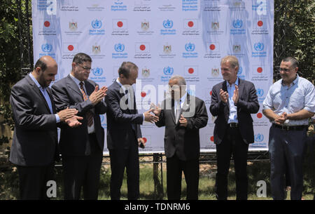 L'ambassadeur pour les affaires palestiniennes et représentant du Japon à la Palestine d'Okubo Takeshi assiste à la cérémonie d'ouverture d'un projet d'énergie solaire financé par le gouvernement japonais au Complexe Médical de Nasser à Khan Younis, dans la bande de Gaza. Banque D'Images