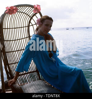 Fernsehmoderatorin Programmsprecherin, Die deutsche, Schauspielerin und guinée Miss Monde, Petra Schürmann posiert einem blauen Kleid auf einem Steg am Meer, ca. 1978. Le présentateur de la télévision allemande, l'animateur du programme, actrice et ancienne Miss Monde Petra Schürmann pose dans une robe bleue sur une jetée à la mer, ca. 1978. Banque D'Images