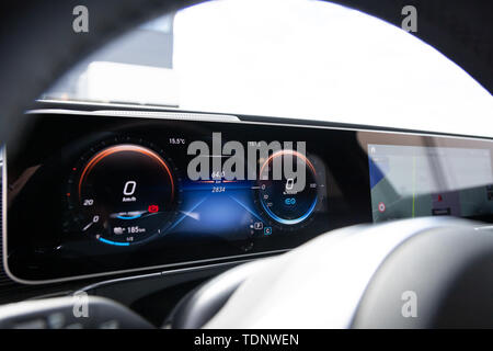 OSLO, Norvège, mai 2019 : Mercedes-Benz EV EQC Planche de bord le 13 mai 2019 en Norvège. Banque D'Images