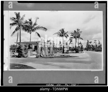 Photocopie de photographie (tirage original dans la bibliothèque publique de Coral Gables, Collection Fishbaugh, M 3810) Photographe inconnu, 1923-1925 GRANADA PLAZA ET GRENADE - Granada Boulevard Plaza, Coral Gables, Comté de Miami-Dade, en Floride Banque D'Images