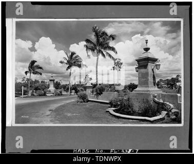 Photocopie de photographie (tirage original dans la bibliothèque publique de Coral Gables, Collection Fishbaugh, M 3828) Photographe inconnu, 1923-1925 SEGOVIA PLAZA - Coral Gables (entrées, rues, portes, et places), Coral Gables, Comté de Miami-Dade, en Floride Banque D'Images