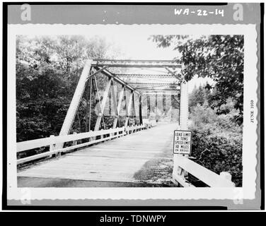 Photocopie de photographie (tirage original situé dans le Comté de Grays Harbor Bridge Dossier no 4731-0.5, C.C. Kirkwood, photographe, juin 1959) VUE AVANT DU PONT À LA PRISE DU NORD EN 1959 - West Wishkah Bridge, West Wishkah Road enjambant la rivière Wishkah Middle Fork, Aberdeen, Comté de Grays Harbor, WA ; Seffield, F D ; Coast Bridge Company Banque D'Images