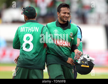 Le Bangladesh's Shakib Al Hasan (à droite) célèbre remportant la Coupe du Monde de Cricket ICC phase groupe match à la masse, comté de Taunton Taunton. Banque D'Images