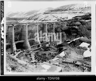 Photocopie d'une photographie (d'origine dans la Collection de la Salt Lake City Bureau d'ingénieurs)-ca. 1924-VUE GÉNÉRALE DU CÔTÉ AVAL DU BARRAGE JUSTE AVANT LA CONSTRUCTION DU TOP 40 PIEDS DE LA MONTAGNE - Barrage Barrage de Dell, Parley's Canyon, côté nord-ouest de l'I-80, à l'ouest de la State Route 39, Salt Lake City, comté de Salt Lake, UT ; Eastwood, John S, Cannon, Sylvester Q ; Parrott Brothers Company Banque D'Images