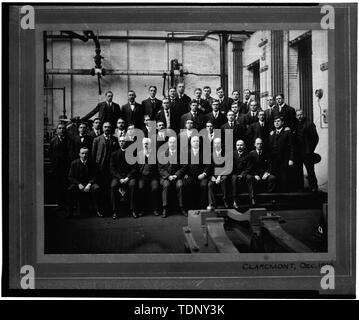 Photocopie d'une photographie (tirage original dans la collection de la Société historique de Claremont) ca. 1890, photographe inconnu PHOTO DU GROUPE DES TRAVAILLEURS QUI ONT ÉTÉ LA CONSTRUCTION DE L'ATELIER. Cela pourrait avoir été le bâtiment en brique d'ORIGINE DANS LE COMPLEXE. - Sullivan Machinery Company, la rue Main, entre les rues de l'eau et de perles, Claremont, Sullivan County, NH Banque D'Images