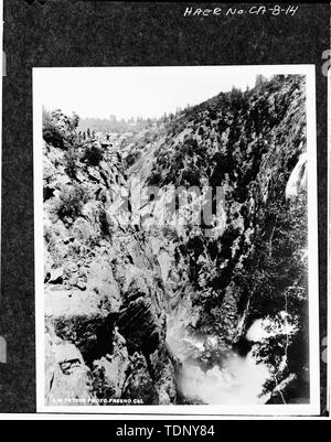 Photocopie d'une photo-ca. 1902-prises par A. W. Peters montrant Eastwood et son parti l'arpentage pour le projet du ruisseau Big. Le parti d'arpentage est visible dans le coin supérieur droit. Avec la permission de M. Charles Allan Whitney. - Barrage du ruisseau Little Rock, Little Rock Creek, Littlerock, comté de Los Angeles, CA Banque D'Images