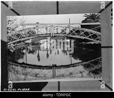 Photocopie de carte postale ancienne. (Carte postale d'origine est en possession de la Direction générale de la Venise de la Los Angeles Public Library, éditeur-photographe inconnu.) VOIR D'UN GRAND CANAL COURT PASSERELLE AU-DESSUS DU CANAL, À CARROLL EST, vers pont-route AVENUE DELL - Canaux de Venise, Communauté de Venice, Los Angeles, Los Angeles County, CA Banque D'Images