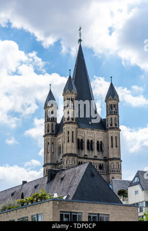 La grande église romane Saint Martin à Cologne Banque D'Images