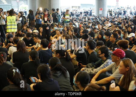 Les manifestants excités à la libération de l'activiste pro-démocratie, un jour après la manifestation. Militant pro-démocratie Joshua Wong a été libéré de prison pour les manifestants occupent toujours la zone d'entrée du Conseil législatif un jour après la manifestation massive. Selon les organisateurs, environ 2 millions de personnes ont participé à la manifestation de protestation contre le projet de loi sur l'extradition. Banque D'Images