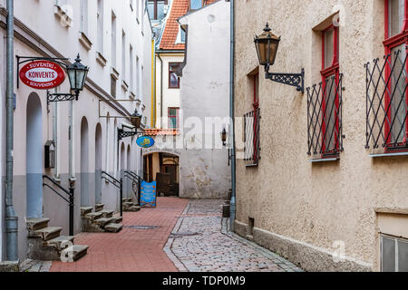 Riga, Lettonie, 02 mai : confortable et calme rue pavée avec des pavés et des tuiles rouges dans la partie ancienne de Riga, 02 mai 2019. Banque D'Images