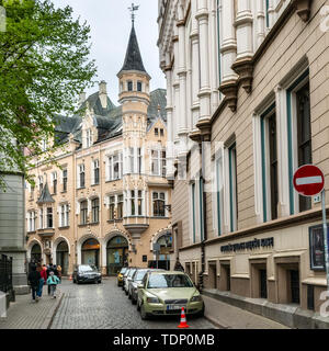 Riga, Lettonie, 02 mai : les touristes à pied le long de rues pavées et de faire connaissance avec les sites touristiques de la vieille ville de Riga, le 02 mai 2019. Banque D'Images