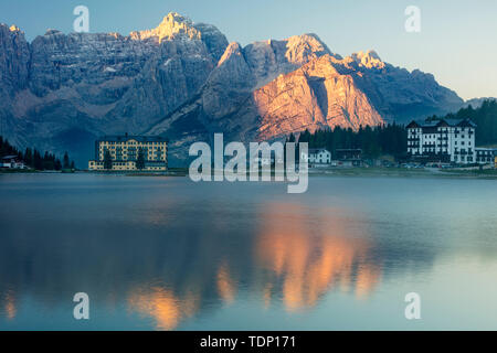 L'Marmarole Sorapiss et des groupes des Dolomites à la première lumière tower sur le Lago Misurina, Padova, Veneto, Italie Banque D'Images