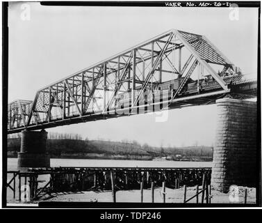 31. Photocopie de photographie historique, photographe inconnu, date inconnue. TRAIN DANS SPAN à l'extrémité nord du pont - Bellefontaine, Pont Saint Louis, ville indépendante, MO Banque D'Images