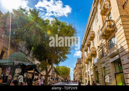 La Valette, Malte - 1 mai 2019 : journée ensoleillée à La Valette sur Triq San Gwann Street près de San Gwann Misrah et St. John's Co-cathédrale Malte Banque D'Images