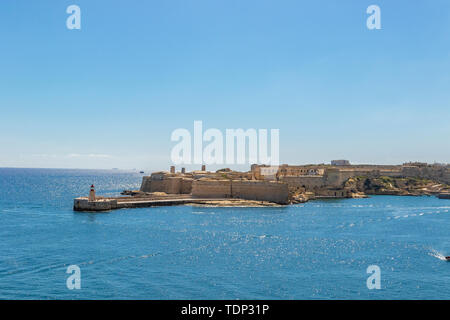 Anciennes fortifications de La Valette, château médiéval de murs en pierre de la ville de fortification, grand port de La Valette, Malte Banque D'Images