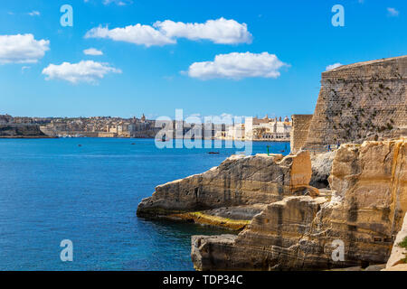 Anciennes fortifications de La Valette, château médiéval de murs en pierre de la ville de fortification, grand port de La Valette, Malte Banque D'Images