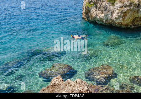 Les garçons plonger avec masque dans l'eau de mer cristalline à Brela, Croatie. Banque D'Images