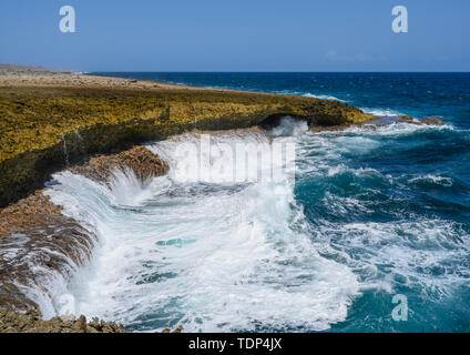 Battre contre les vagues de rivage dans le Parc National Shete Boka, Petites Antilles, l'île de Curacao Banque D'Images