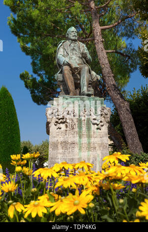 Assis statue de poète français né 1818 Jouse Roumanille (à St Remy, est mort 1891, Avignon), St Remy de Provence, France Banque D'Images