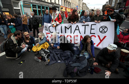 Le changement climatique les manifestants de rébellion d'extinction de l'Écosse, couchée sur Lothian Road, Édimbourg. Banque D'Images